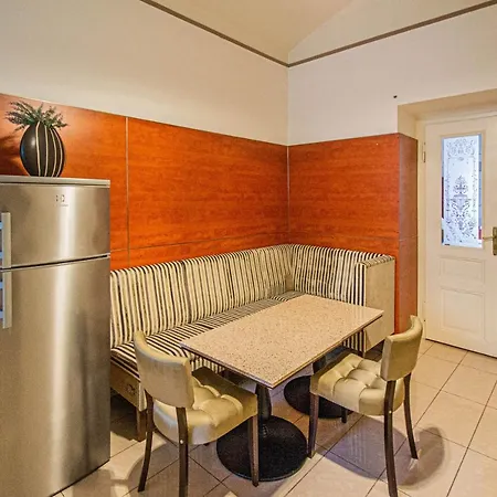 2bdr Flat Behind Museum