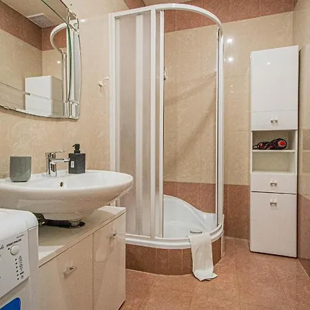 2bdr Flat Behind Museum Apartment *
