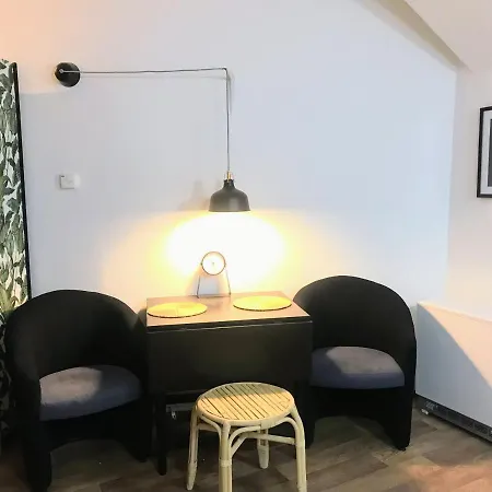 Fun Tiki Vibe / Charles Bridge / Netflix Prague