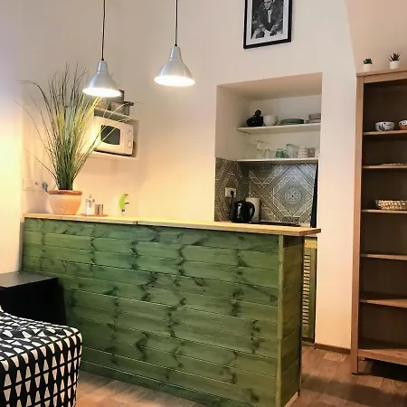 Fun Tiki Vibe / Charles Bridge / Netflix Appartement
