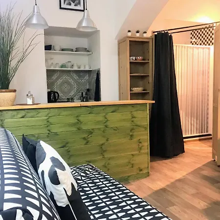 Fun Tiki Vibe / Charles Bridge / Netflix *