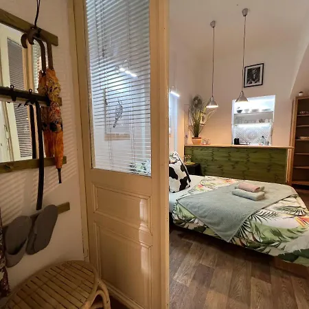 Fun Tiki Vibe / Charles Bridge / Netflix * Prague