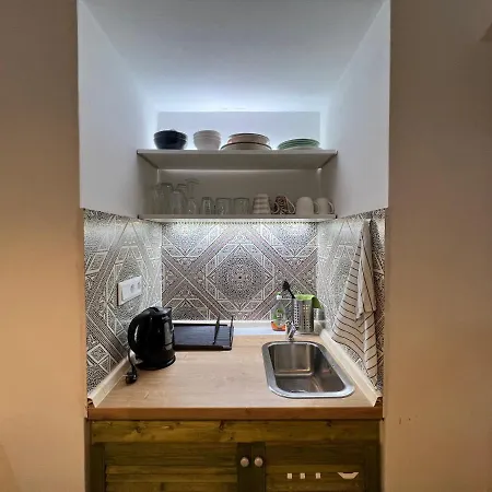 Fun Tiki Vibe / Charles Bridge / Netflix Prague