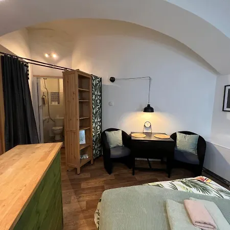 Fun Tiki Vibe / Charles Bridge / Netflix Prague