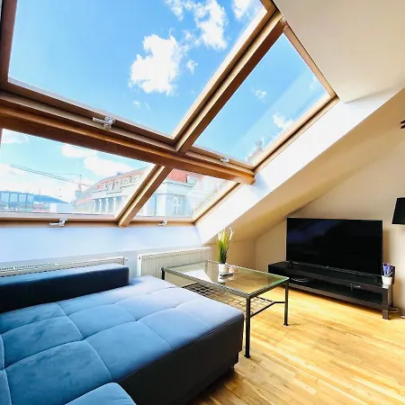 Free Parking- Cozy In Historical Building Center Apartment