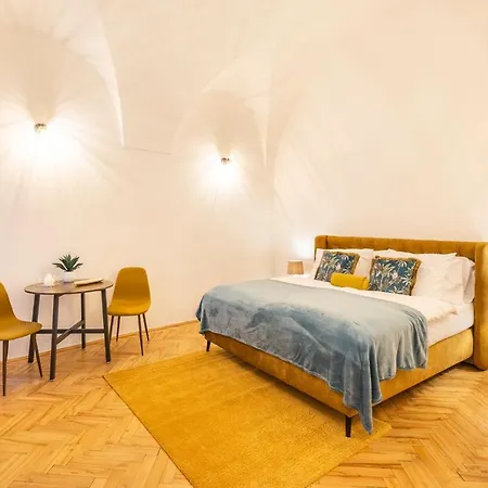 Aparthotel Primavera - Castle View *