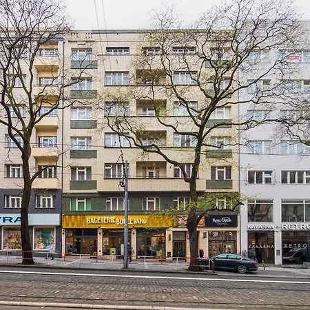 Helen U Namesti Miru Hostel *