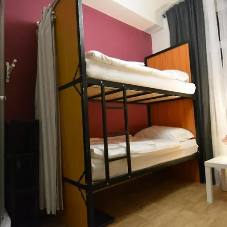 Helen U Namesti Miru Hostel