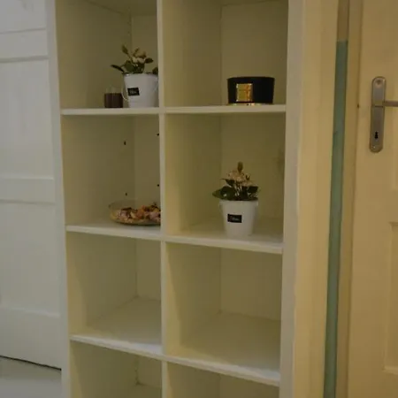 Helen U Namesti Miru *