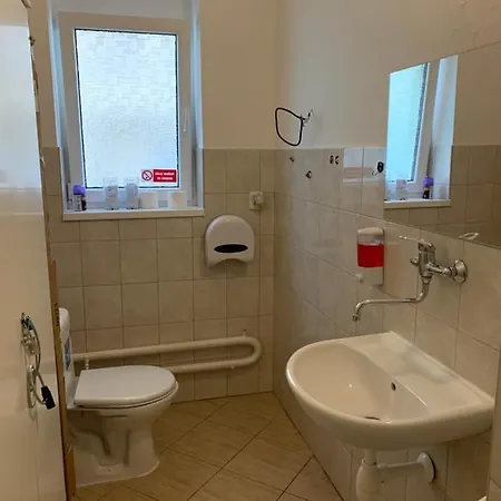 Helen U Namesti Miru Hostel