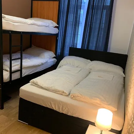Helen U Namesti Miru Hostel