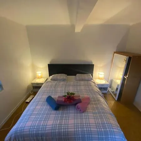 Flat In The House & Dog Friendly Apartment *
