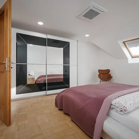 Dot 3 Bdr With Tyn Cathedral View & Ac Apartman *