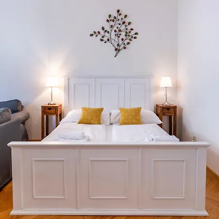 Hotel apartamentowy Old Town Square