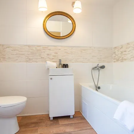 Homestay With Double Bed In Zizkov - Shared Bathroom Prague