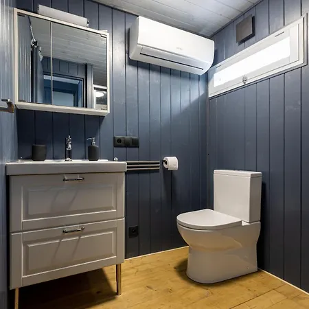 Houseboat - Place In
