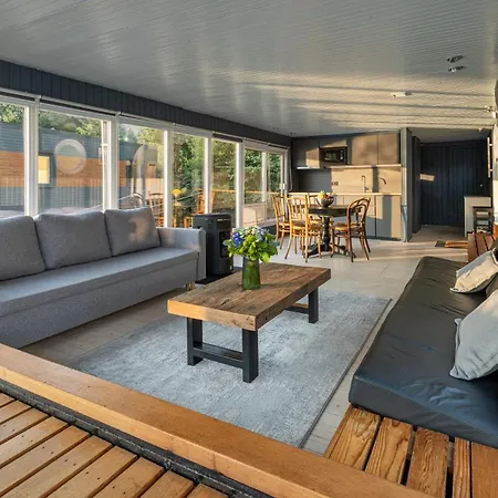 Houseboat - Place In Prague