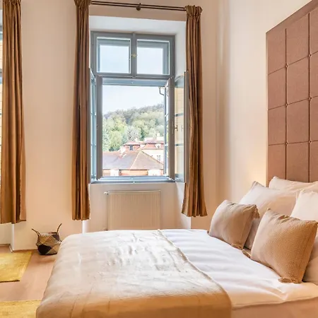 Aparthotel Primavera - Castle View *