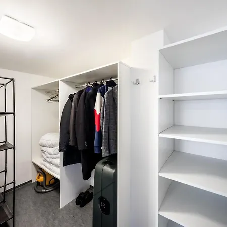 Apartments With Large Balcony, Parking Prague *