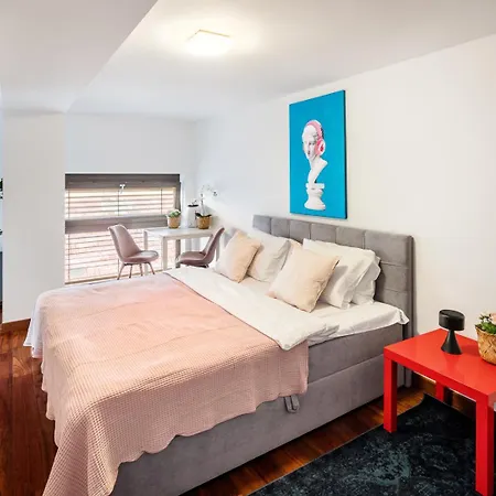 Apartments With Large Balcony, Parking Prague *