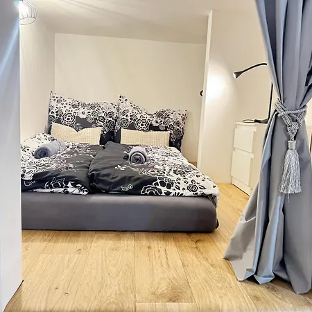 Free Parking - Cozy Near Vysehrad Railway Bridge Apartmán
