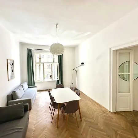 Location In Prague! 4 Bedrooms And Super Host! Appartamento *