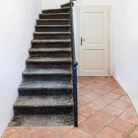 Beautifully Renovated At Lesser Town Apartamento