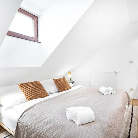 Beautifully Renovated At Lesser Town Apartamento