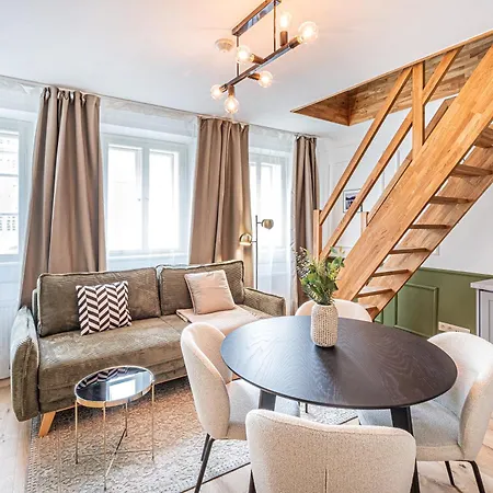Beautifully Renovated At Lesser Town Apartamento