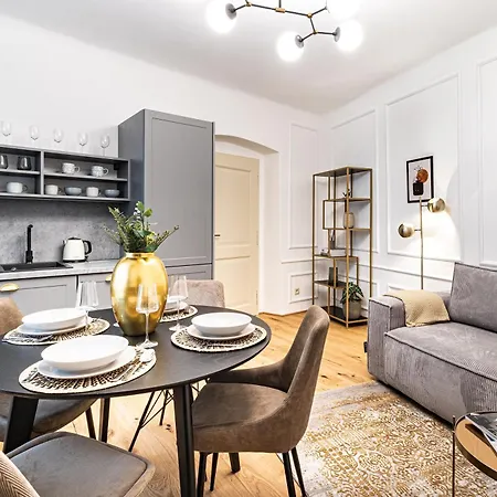 Beautifully Renovated At Lesser Town Apartamento *