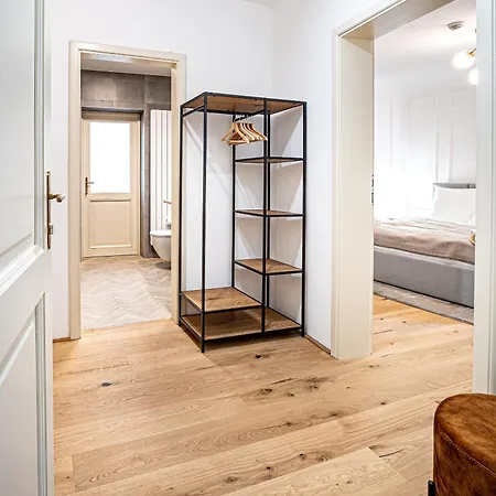 Beautifully Renovated At Lesser Town Praga