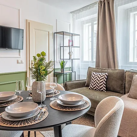 Apartamento Beautifully Renovated At Lesser Town