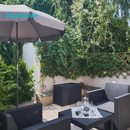 Cozy With Terrace Near Castle 아파트