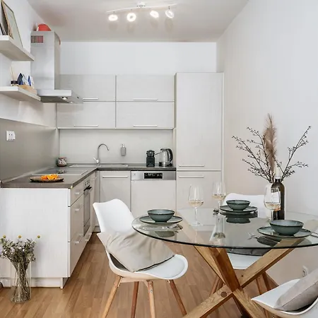 Days - Bright - Balcony - Private Parking Daire Prag