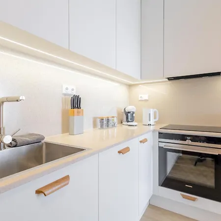 아파트 Bright 2br - 5th Floor, Balcony, Free Parking By Gravity *