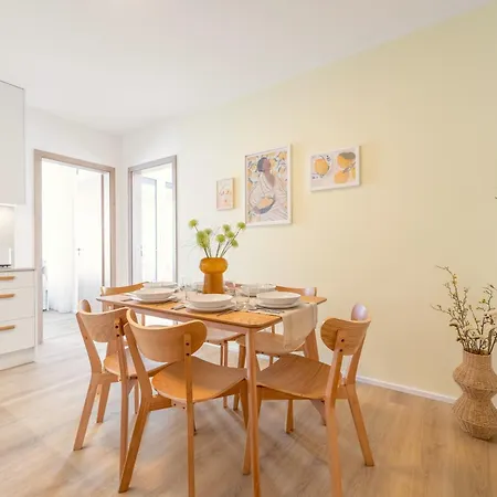 Bright 2br - 5th Floor, Balcony, Free Parking By Gravity 아파트 *