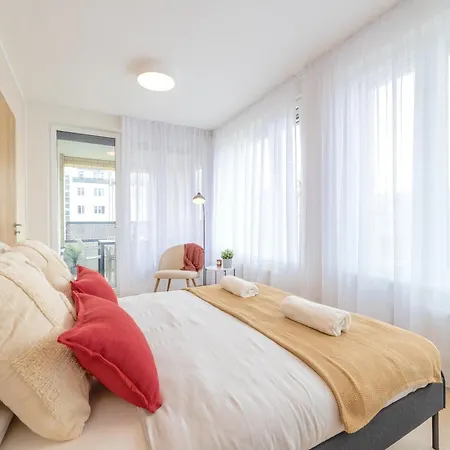 Bright 2br - 5th Floor, Balcony, Free Parking By Gravity 아파트 프라하