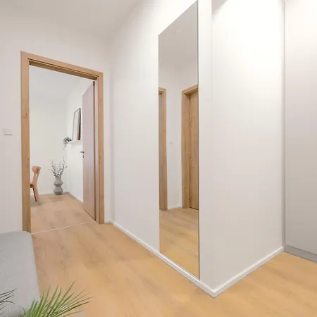 Bright 2br - 5th Floor, Balcony, Free Parking By Gravity 프라하