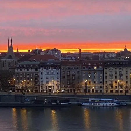 ホームステイ Solo Loft With Spectacular Views *