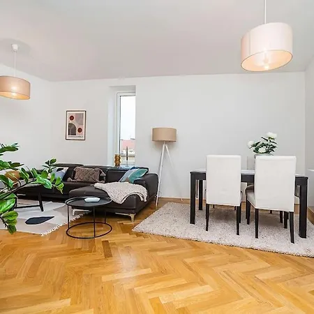 Amazing 2-bedroom With Terrace And Air-condition * Prague