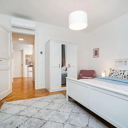 Amazing 2-bedroom With Terrace And Air-condition *