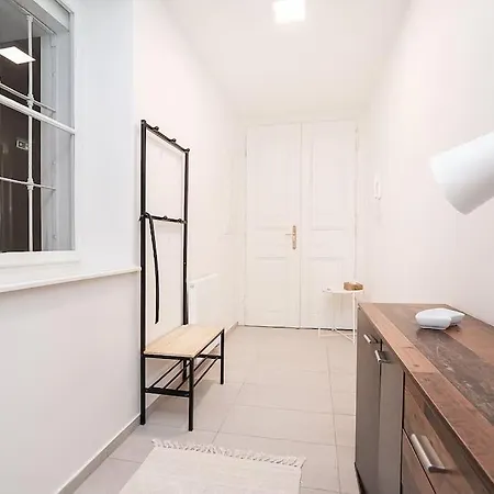 Amazing 2-bedroom With Terrace And Air-condition Prague