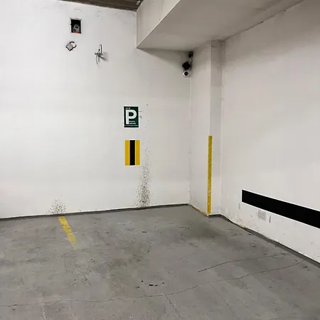 Centre With Parking Apartment