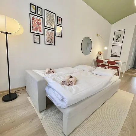 Cozy, Natural Ground Base Apartment, Prague