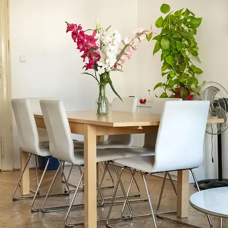 Apartments In Mala Strana - 10 Minutes From Charles Bridge Apartment *