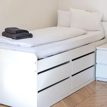 Apartments In Mala Strana - 10 Minutes From Charles Bridge Apartment *