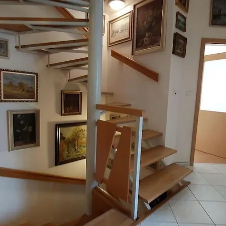 Klasicky Dum, 5 Loznic , 5 Bedrooms, Holiday home Prague