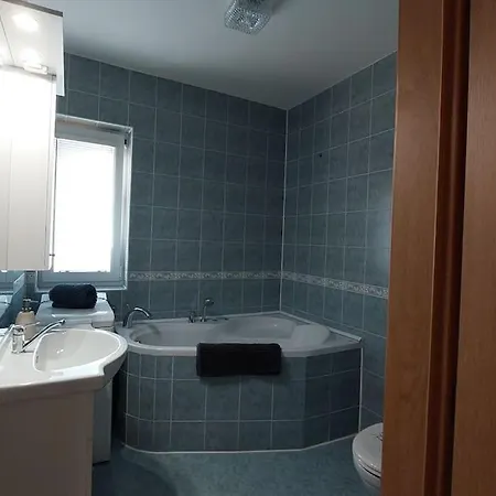 Klasicky Dum, 5 Loznic , 5 Bedrooms, Prague