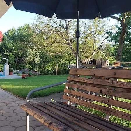 Klasicky Dum, 5 Loznic , 5 Bedrooms, Holiday home Prague