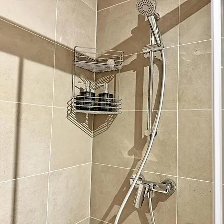 New Studio, King Bed, Free Parking, Terrace Apartment *